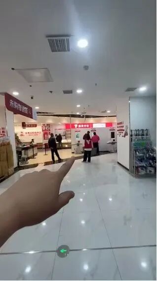 曝美团人员在京东折扣超市偷装摄像采集设备，窃取商业信息被警方带走​