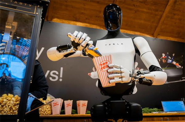 特斯拉人形机器人“上岗”卖爆米花:装袋、递送一气呵成 特斯拉人形机器人“上岗”卖爆米花:装袋、递送一气呵成